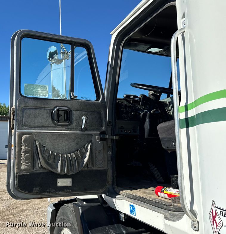 image for item DV5752 1999 Mack  CH613 semi truck