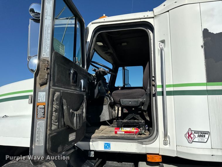 image for item DV5752 1999 Mack  CH613 semi truck