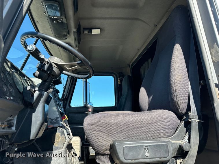 image for item DV5752 1999 Mack  CH613 semi truck