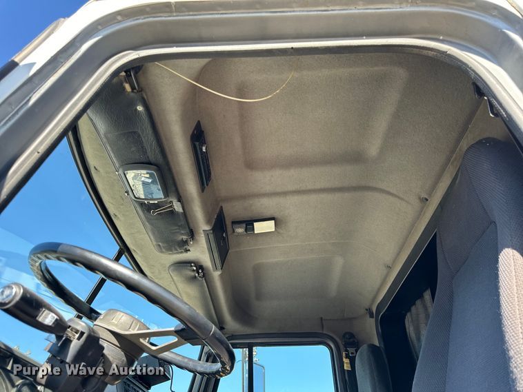 image for item DV5752 1999 Mack  CH613 semi truck