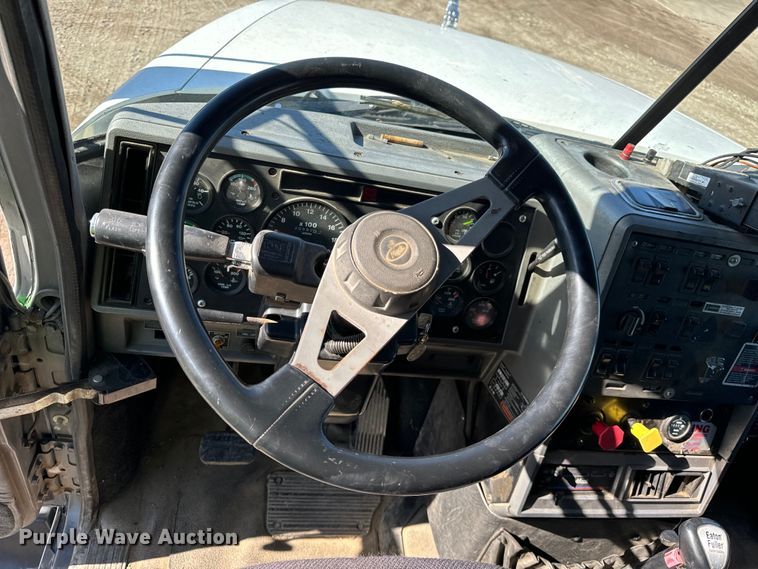 image for item DV5752 1999 Mack  CH613 semi truck