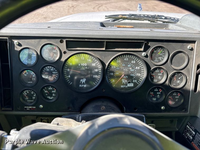 image for item DV5752 1999 Mack  CH613 semi truck