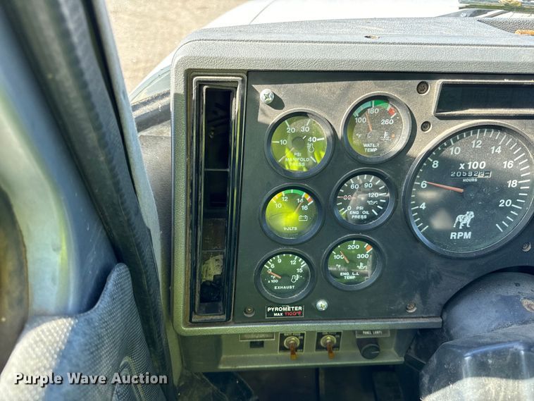 image for item DV5752 1999 Mack  CH613 semi truck