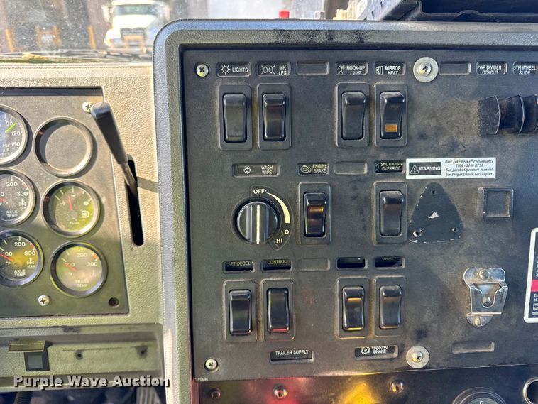 image for item DV5752 1999 Mack  CH613 semi truck