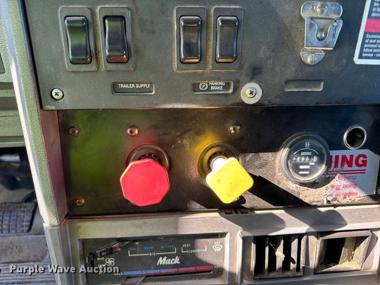 image for item DV5752 1999 Mack  CH613 semi truck