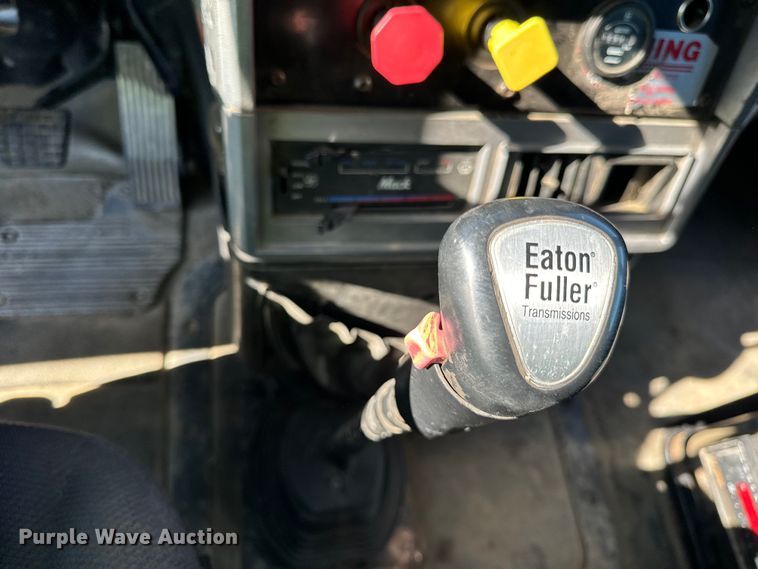 image for item DV5752 1999 Mack  CH613 semi truck