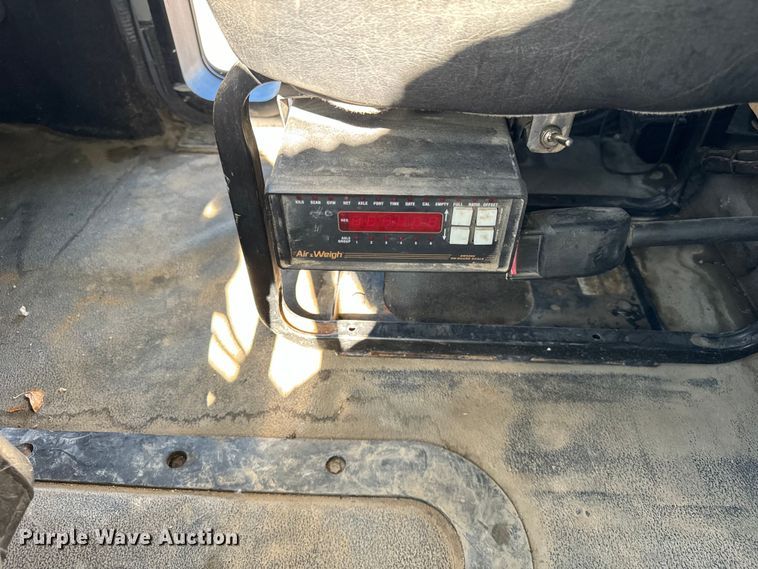 image for item DV5752 1999 Mack  CH613 semi truck