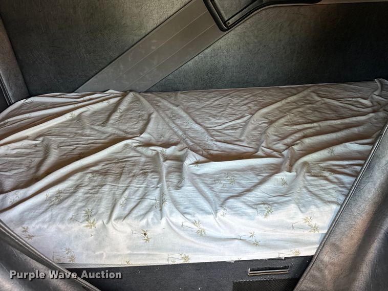 image for item DV5752 1999 Mack  CH613 semi truck