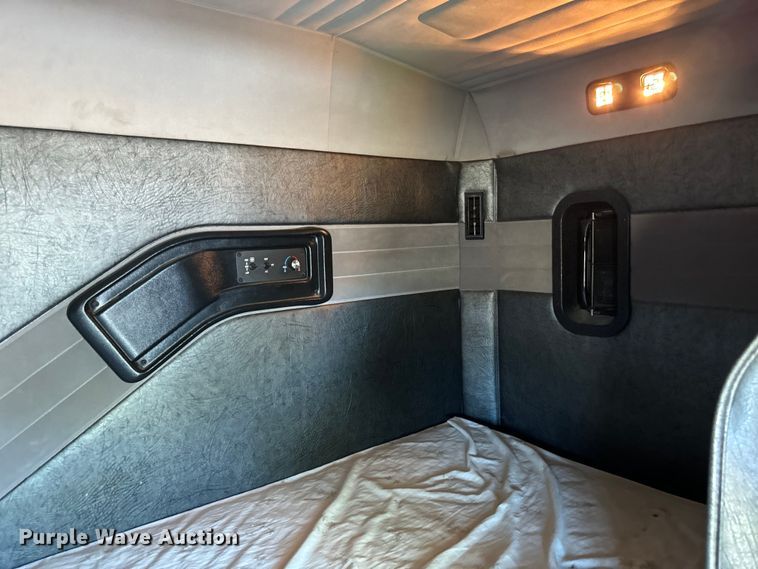 image for item DV5752 1999 Mack  CH613 semi truck