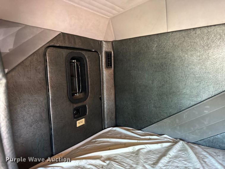 image for item DV5752 1999 Mack  CH613 semi truck