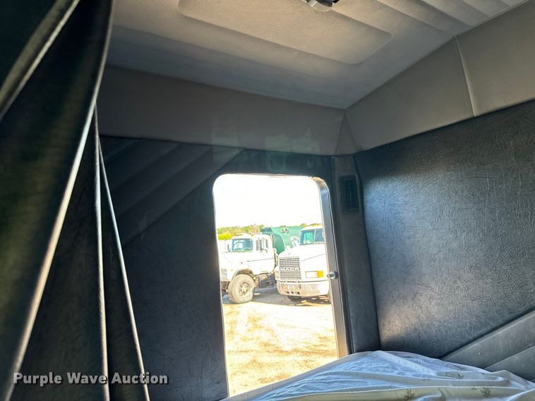 image for item DV5752 1999 Mack  CH613 semi truck