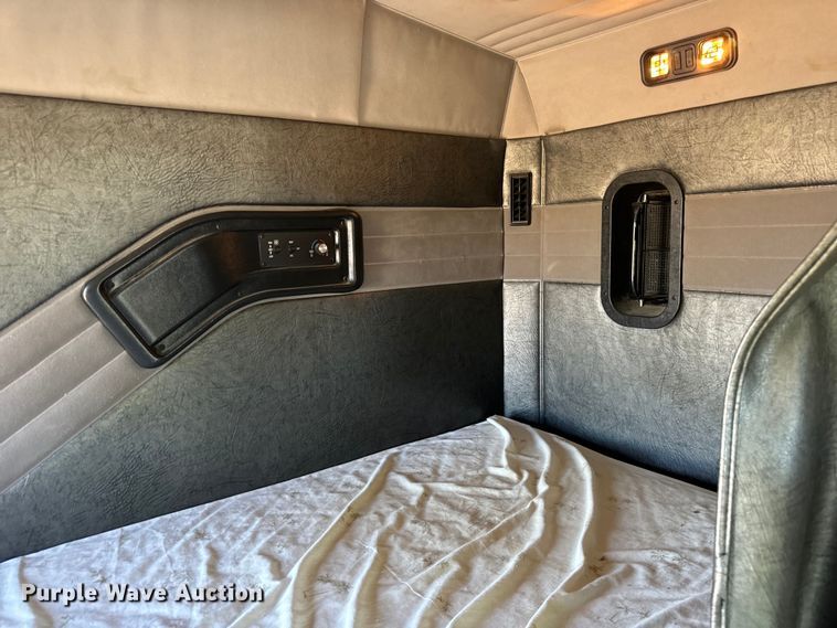 image for item DV5752 1999 Mack  CH613 semi truck