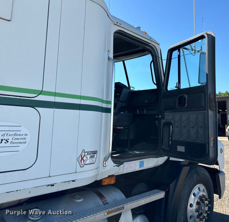 image for item DV5752 1999 Mack  CH613 semi truck