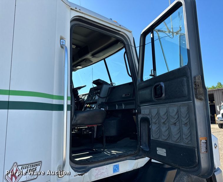 image for item DV5752 1999 Mack  CH613 semi truck