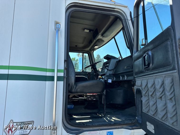 image for item DV5752 1999 Mack  CH613 semi truck