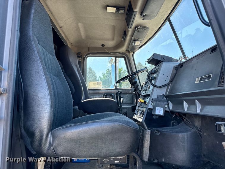 image for item DV5752 1999 Mack  CH613 semi truck