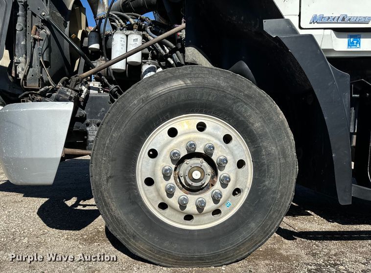 image for item DV5752 1999 Mack  CH613 semi truck