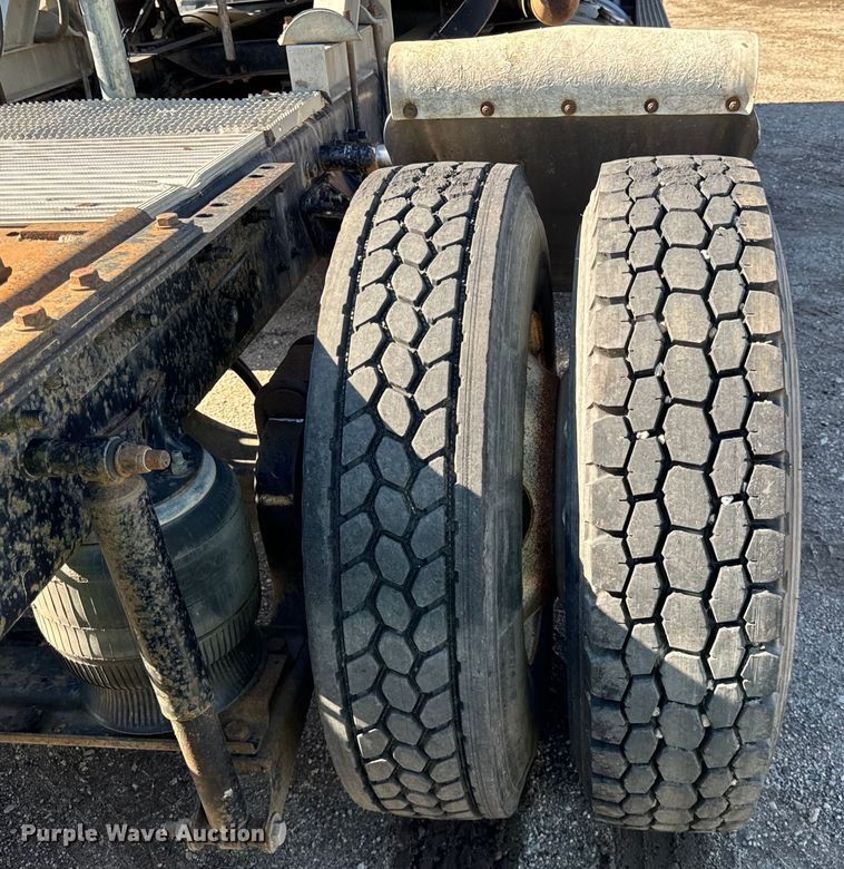 image for item DV5752 1999 Mack  CH613 semi truck