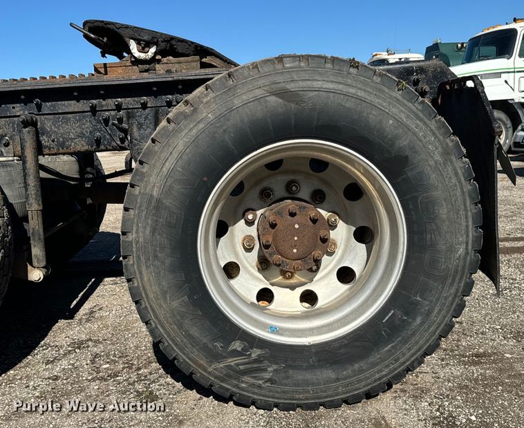 image for item DV5752 1999 Mack  CH613 semi truck