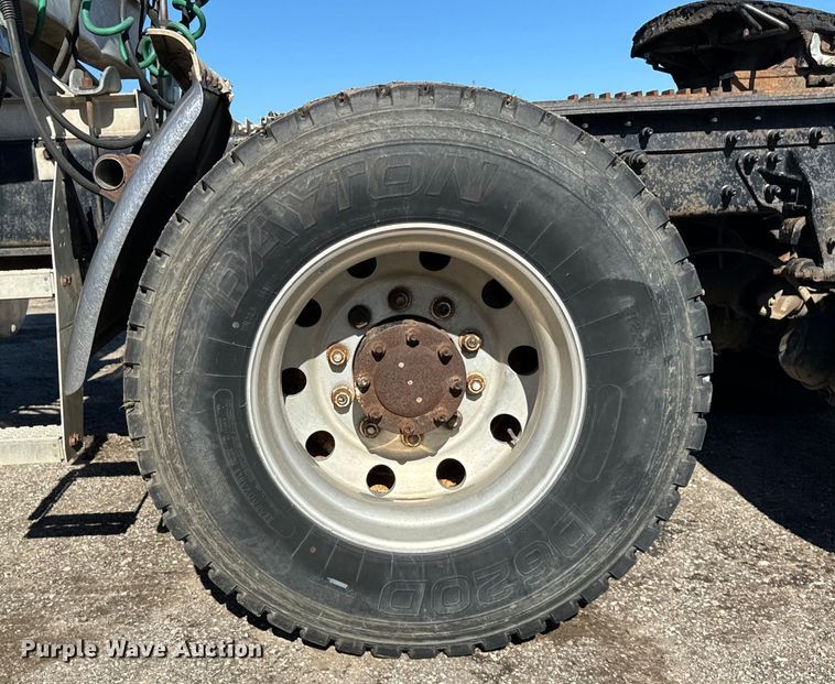 image for item DV5752 1999 Mack  CH613 semi truck