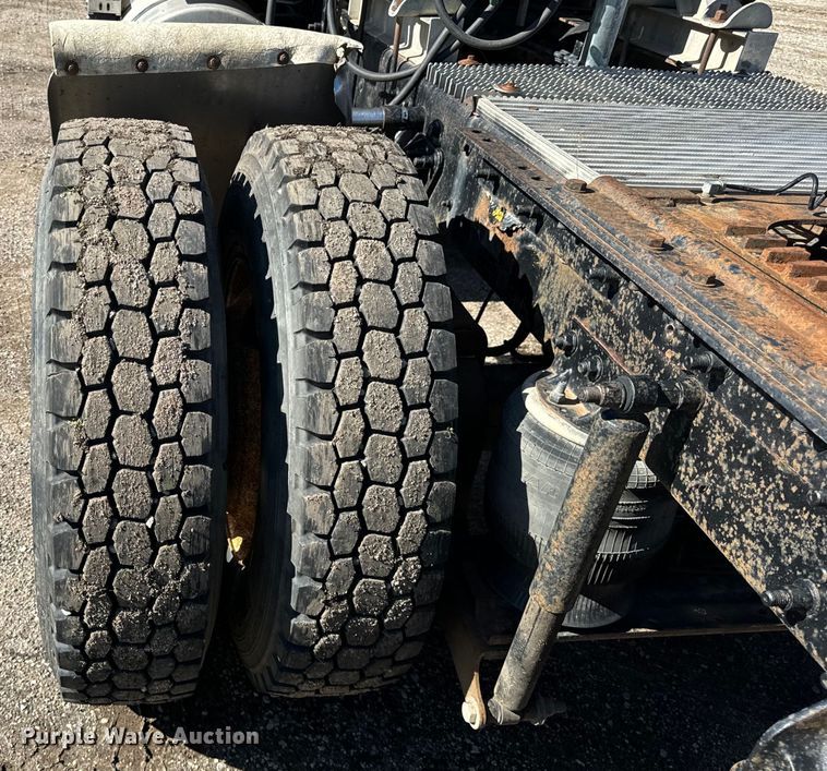 image for item DV5752 1999 Mack  CH613 semi truck