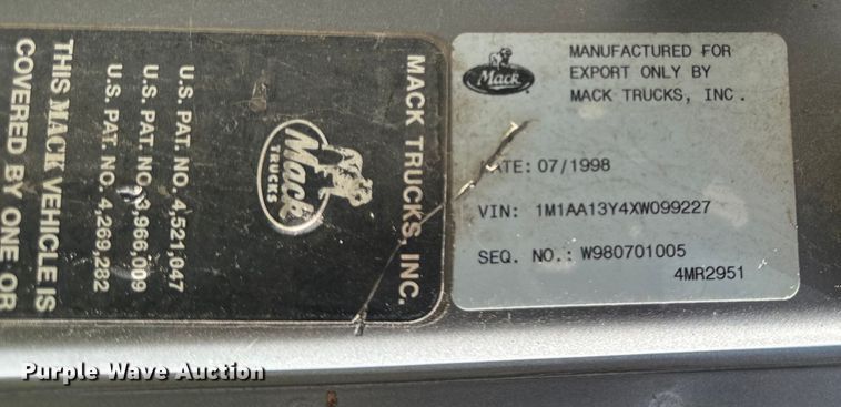 image for item DV5752 1999 Mack  CH613 semi truck