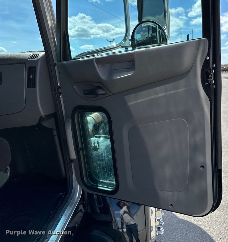 image for item DX0518 2016 Peterbilt 337 showroom truck