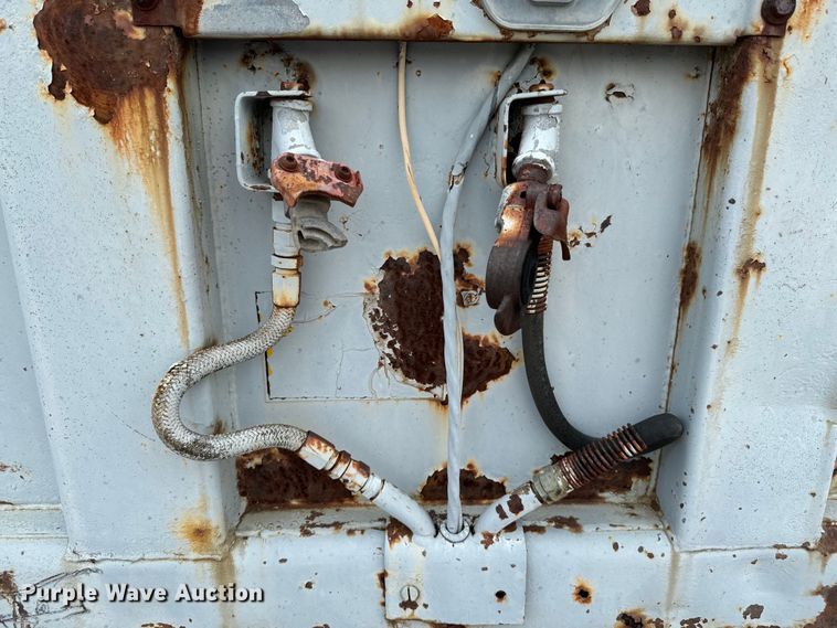 image for item DX0545 1976 Fruehauf FB6-F2-40 dry van trailer