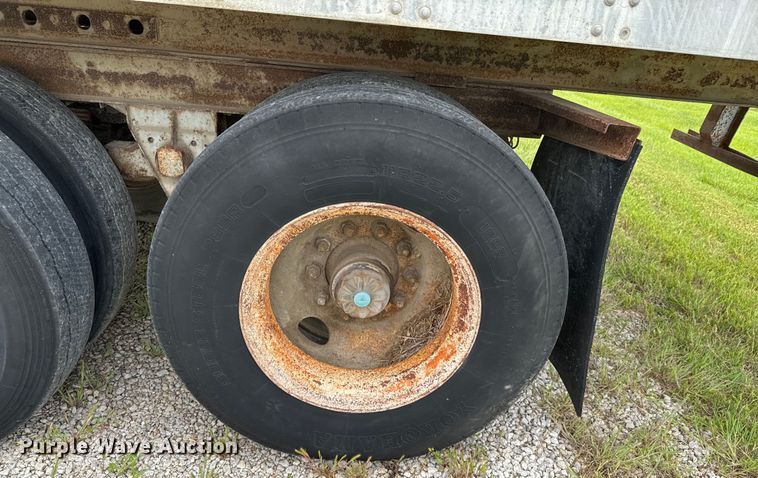 image for item DX0545 1976 Fruehauf FB6-F2-40 dry van trailer