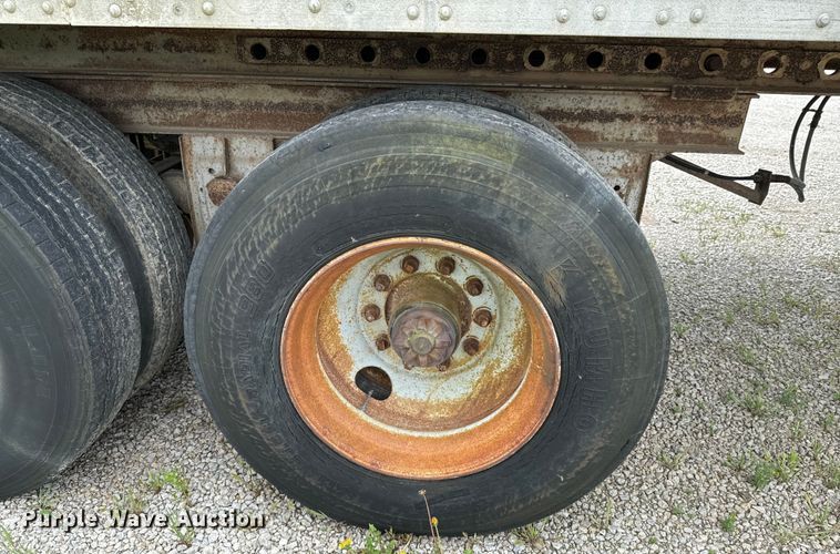 image for item DX0545 1976 Fruehauf FB6-F2-40 dry van trailer