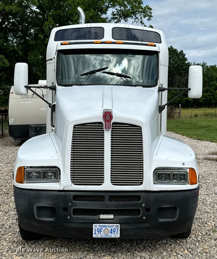 image for item DX0610 2005 Kenworth T600 semi truck