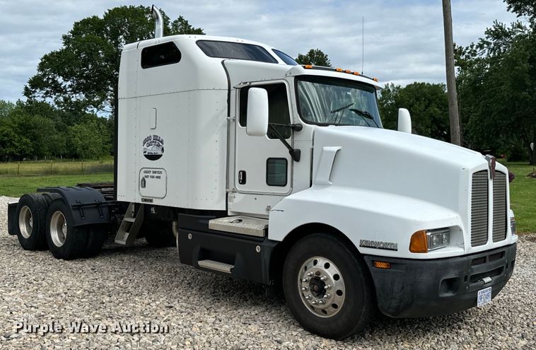 image for item DX0610 2005 Kenworth T600 semi truck