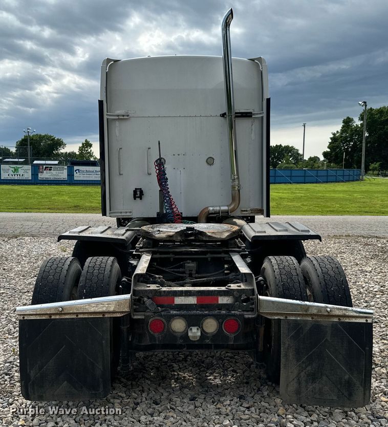 image for item DX0610 2005 Kenworth T600 semi truck