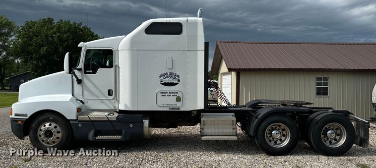 image for item DX0610 2005 Kenworth T600 semi truck