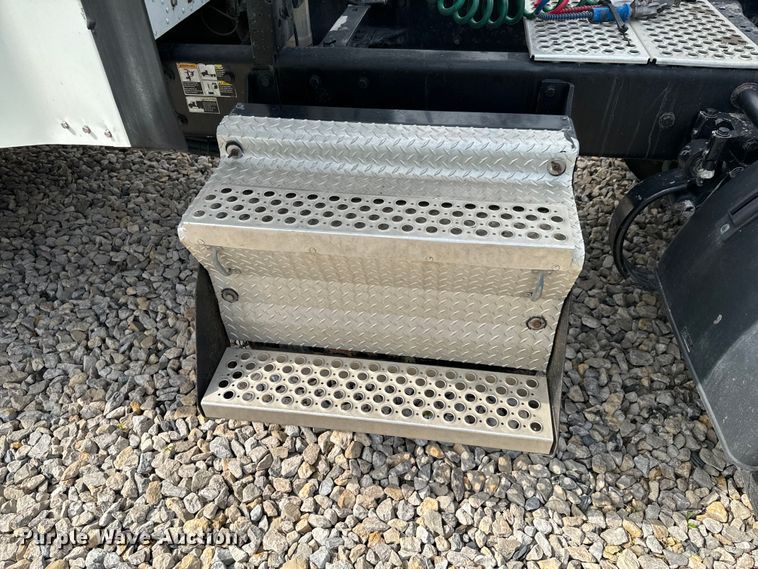 image for item DX0610 2005 Kenworth T600 semi truck