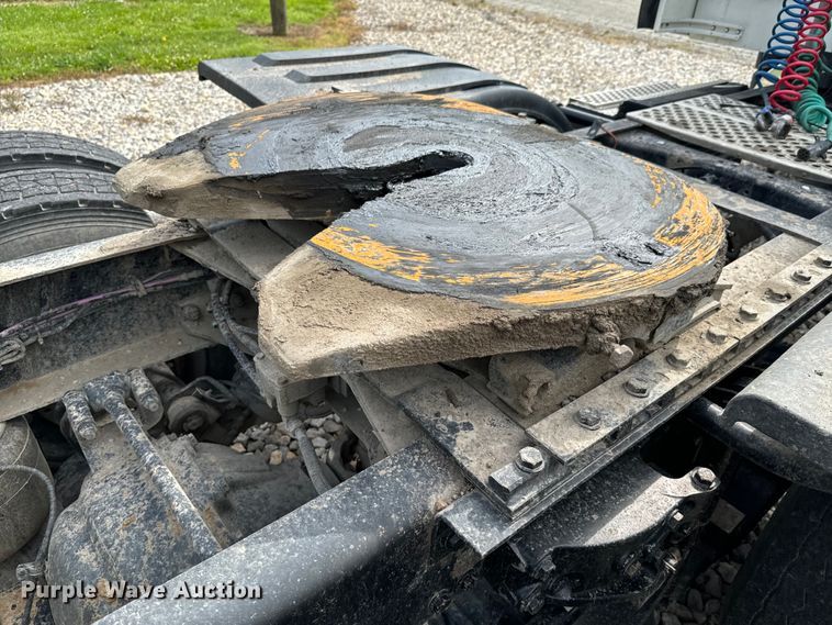 image for item DX0610 2005 Kenworth T600 semi truck