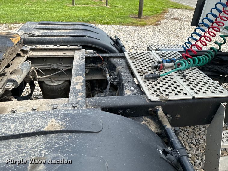 image for item DX0610 2005 Kenworth T600 semi truck