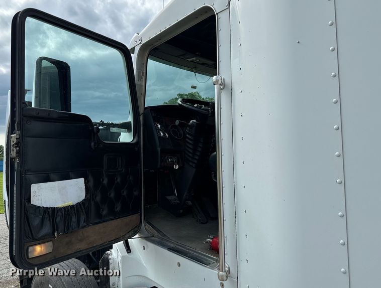 image for item DX0610 2005 Kenworth T600 semi truck