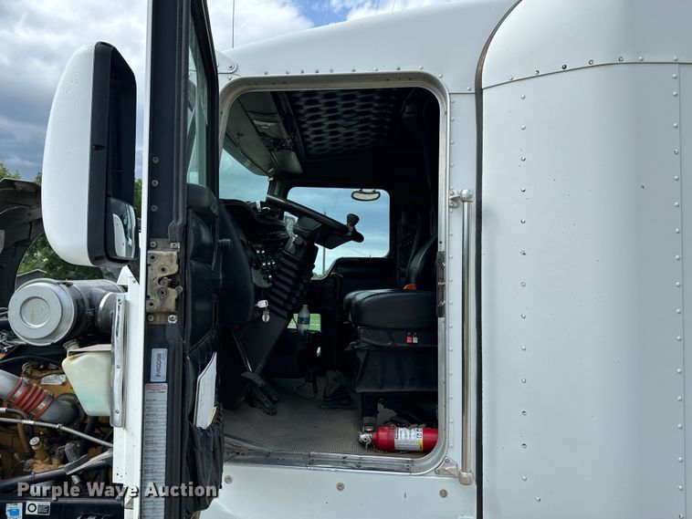 image for item DX0610 2005 Kenworth T600 semi truck