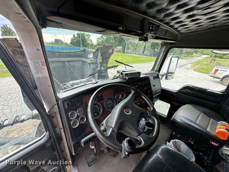 image for item DX0610 2005 Kenworth T600 semi truck