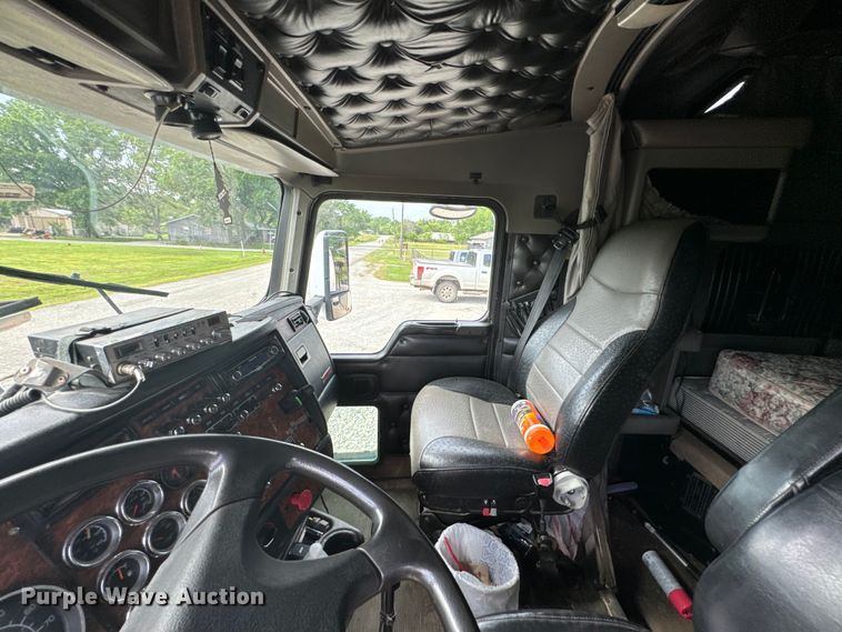 image for item DX0610 2005 Kenworth T600 semi truck