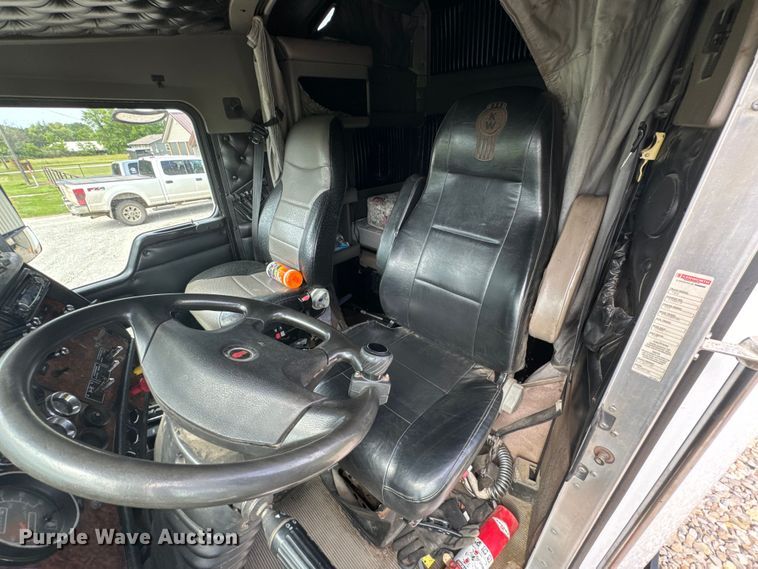 image for item DX0610 2005 Kenworth T600 semi truck