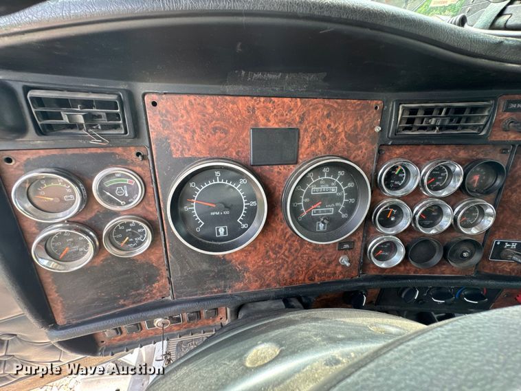 image for item DX0610 2005 Kenworth T600 semi truck