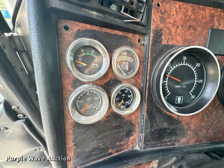 image for item DX0610 2005 Kenworth T600 semi truck