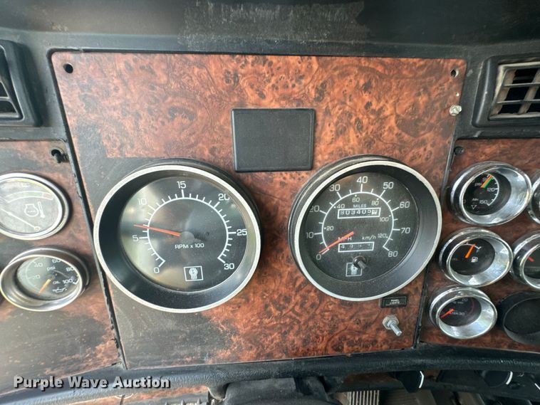 image for item DX0610 2005 Kenworth T600 semi truck