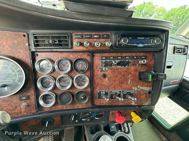 image for item DX0610 2005 Kenworth T600 semi truck