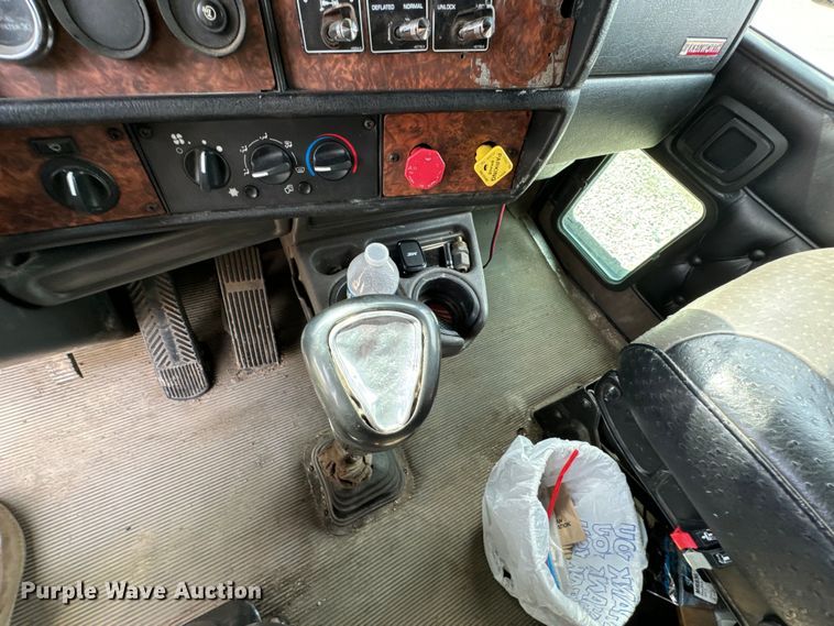 image for item DX0610 2005 Kenworth T600 semi truck