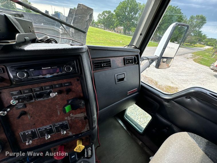 image for item DX0610 2005 Kenworth T600 semi truck