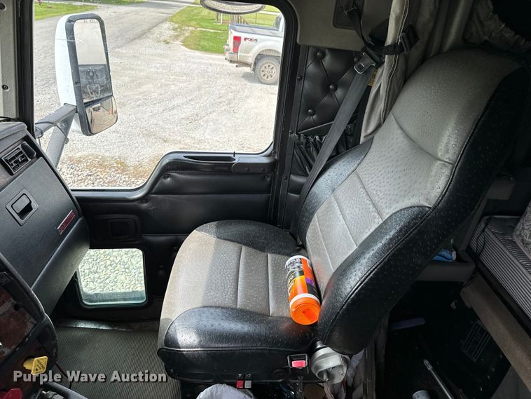 image for item DX0610 2005 Kenworth T600 semi truck