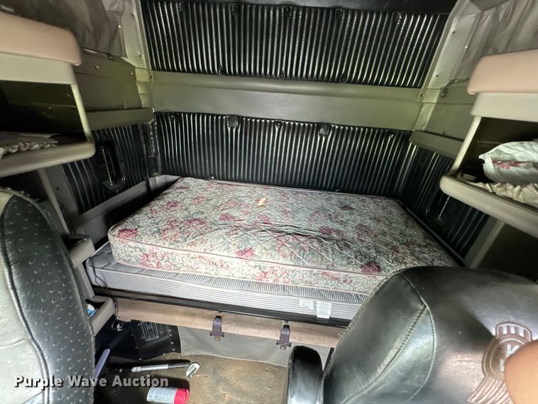 image for item DX0610 2005 Kenworth T600 semi truck